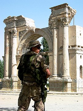 ISAF soldaat voor de triomfboog van Paghman (2008)