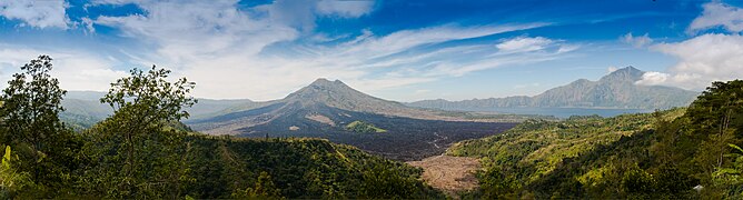 広大なバトゥール火山のカルデラ。右にバトゥール湖と成層火山のアバン山。