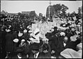 Pardon de Saint-Jean-du-Doigt photographié par Charles Géniaux entre 1902 et 1905. Les femmes portent la toukenn, coiffe emblématique du Trégor.