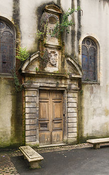 Entrée de la chapelle des Augustines à Bayeux (Calvados, France). (définition réelle 2 657 × 4 263)