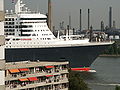 Die Queen Mary 2 vaar in Julie 2004 via Vlaardingen terug na die see.