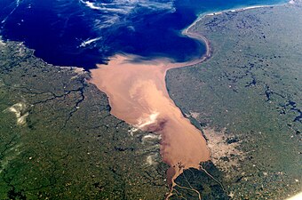 26/12: Vista des de satèl·lit del Riu de la Plata. Els colors indiquen l'aigua dolça amb sediments dels rius i l'aigua salada del mar.