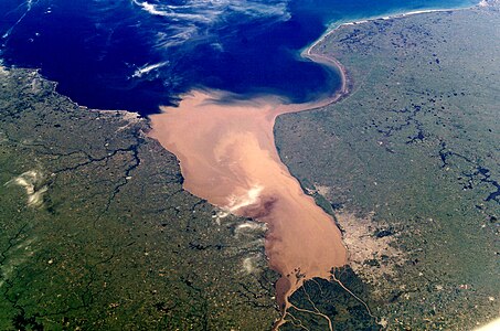 Riu de la Plata, típic exemple de delta-estuari, on l'energia predominant és directament l'oceà Atlàntic