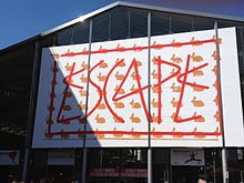 "Escape", œuvre de l'artiste SP 38 à l'entrée de la Gare du Nord, Paris, juin 2015.