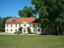 Schloss und Parkanlage „Park Sacrow“ mit allen baulichen und gärtnerischen Anlagen, Einfriedungen; mit den Werken der bildenden Kunst und der Gartenausstattung, den befestigten und unbefestigten Wegen, mit Wasserläufen und Seen, den zugehörigen Brücken und Übergängen sowie den landschaftlich gestalteten Uferzonen, darin: