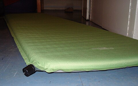 Self-inflating camping mat, filled with rebounding foam