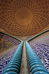 Mur intérieur de la mosquée du Sheikh Lutfallah, à Ispahan. (définition réelle 2 592 × 3 872)