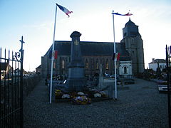 Le monument aux morts pour la patrie, dans le cimetière.