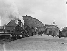 La 815 en 1902 devant la gare d'Amsterdam Weesperpoort.