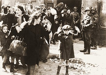 Insurrection du ghetto de Varsovie. Photo extraite du rapport de mai 1943 de Jürgen Stroop à Heinrich Himmler. Légende originale en allemand : « Forcés hors de leurs trous ». Cette photo est l'une des plus célèbres de la Seconde Guerre mondiale. Certaines des personnes visibles sur cette photo ont été reconnues. (définition réelle 2 766 × 1 964)