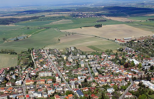 Třebechovice pod Orebem au premier plan et Jeníkovice à l'arrière plan.