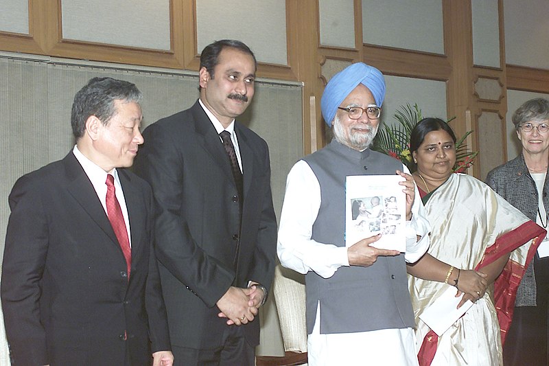 파일:The Prime Minister, Dr. Manmohan Singh received the World Health Report – 2005 from the Director General, WHO, Dr. Lee Jong-wook in New Delhi on April 7, 2005.jpg