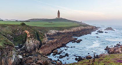 Vista da Torre de Hércules e do parque ao seu redor durante o nascer do sol. O parque está situado nas proximidades do centro da Corunha, Galiza, costa noroeste da Espanha. A torre, de 55 metros de altura é um antigo farol romano, e está ainda em operação, sendo o farol mais antigo do mundo e o segundo mais alto da Espanha. Foi restaurado em 1791 e é considerado Patrimônio Mundial pela UNESCO desde 2009. (definição 8 641 × 4 626)