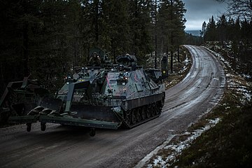 Un kodiak de l'Armée royale néerlandaise équipé pour le déminage lors de l'exercice Trident Juncture 2018 en Norvège