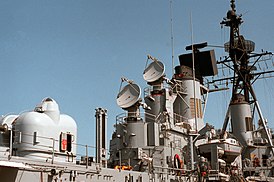 Два антенных поста РЛС AN/SPG-51 (в центре) на борту эсминца DDG-23 «Ричард Бёрд»