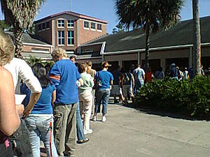 English: Voters in line to cast ballots in 200...