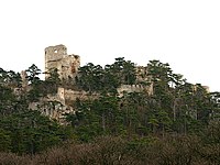 Rechts: Ruine Emmerberg aus Nord (2007), Links: Grundrisszeichnung von 1885