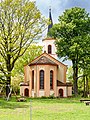 Kirche mit Ausstattung, Kirchhof mit Einfriedungsmauer und Steinkreuz