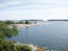 Ådskärs södra udde. Vy mot sydost med öarna Flatskäret, Hjortronkobb och Brunskäret i bakgrunden.