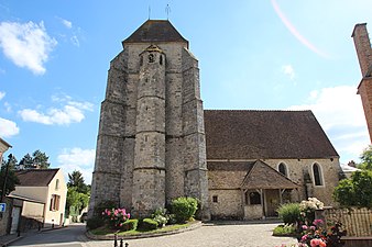 L'église Saint-Brice : le transept et la base du clocher sont du XIIIe siècle, la nef et le bas-côtés du XVIe siècle. Voir Thibaut de Marly.