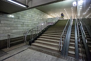 Лестница в конце платформы