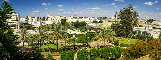 תמונה פנורמית של בית אהרונוביץ' ורחבת קניון ערים, 2013