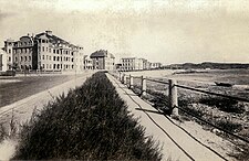 第一次日据时期1910年代的太平路，左侧为后来的市党部大楼及其东侧的住宅楼