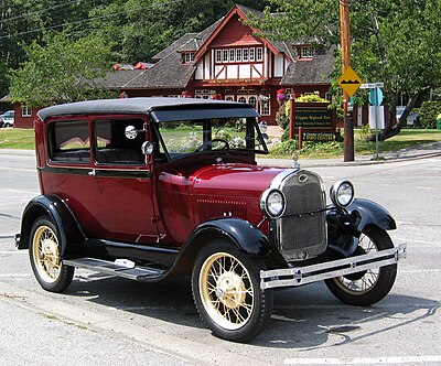 Mobil Ford Model A tahun 1928 di depan perpustakaan umum Pulau Bowen.