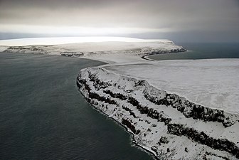 L'extrem oriental de l'illa de Bennett, amb el seu tómbol glacial al fons.