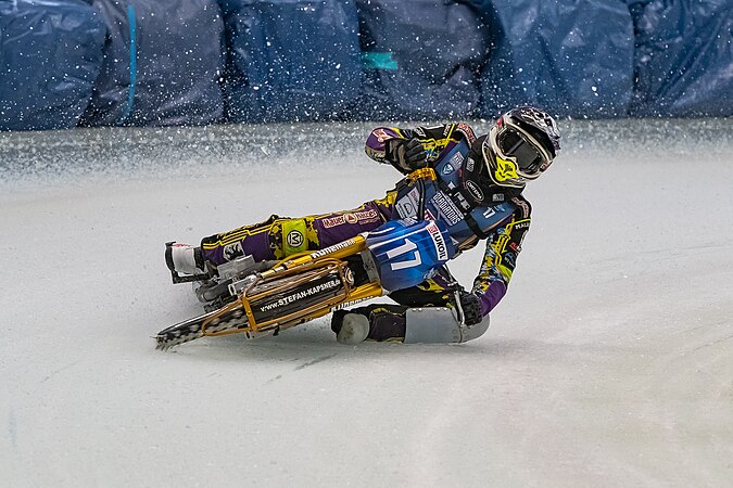 Max Niedermeier正在为参加2018年FIM冰道車競世界錦標賽决赛而进行训练。