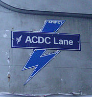 Cedule označující ACDC Lane