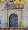 Alme, St. Ludgerus, Portal mit Wappen