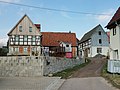 Wohnstallhaus, Seitengebäude, Scheune und Torpfeiler eines Dreiseithofes