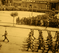A szekszárdi 12. gyalogdandár ezredzenekarának felvonulása az 1940. szeptember 15-én megtartott ünnepélyes fogadtatás alkalmával Marosvásárhelyen. A dandár díszszázadának élén nagybaconi Nagy Vilmos tábornok vonult be a székely városba