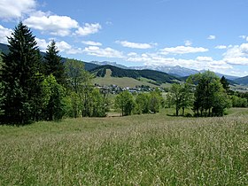 Vue de la commune de loin.