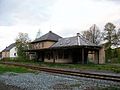 Empfangsgebäude (mit Anbau) eines Bahnhofs