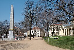 Denisovy sady s obeliskem (vlevo) a kolonádou (vpravo)