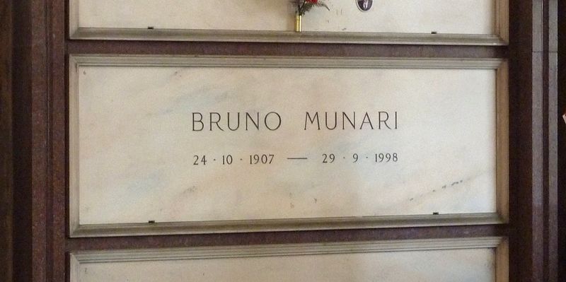 Fitxategi:Bruno Munari grave Milan 2015.jpg
