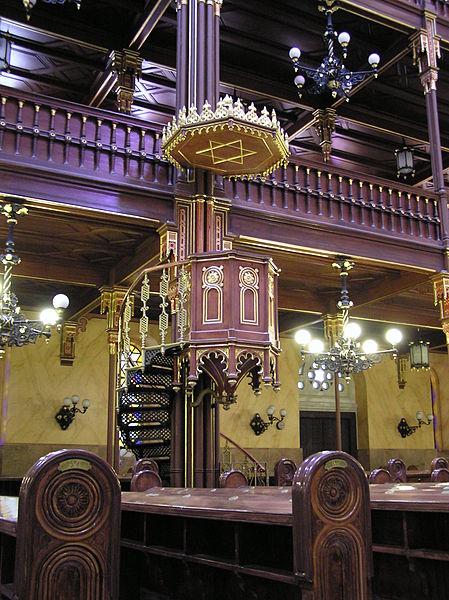 La Grande synagogue de Budapest a plusieurs attributs typiquement d'une église : Ici une chaire.