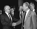 Sindermann (venstre) med Willy Brandt i Bonn 1986.