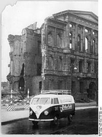 Ein T1 vor dem zerstörten Palais Blücher, der US-Botschaft in Berlin, 1957