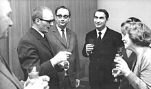 Präsident des Jugoslawischen Schriftstellerverbandes, Aco Šopov (4.v.l.) am 12. Februar 1970 in Berlin.