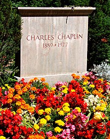 Photographie d'un caveau en pierre où est inscrit « Charles Chaplin 1889-1977"