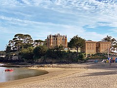 Le château du Nessay et son parc vus depuis la plage du Bechet à Saint-Briac-sur-Mer.
