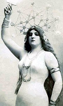 Ward en collant tenant un miroir (1905). Photo sur papier albuminé.