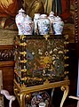 Kasten aus Chinesischem Coromandel Lack auf einem vergoldeten Gestell europäischer Machart und Vasen im State Drawing Room von Chatsworth House, Derbyshire, England