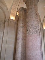 Deux colonnes palmiformes exposées au musée du Louvre - La deuxième provient du temple funéraire d'Ounas