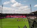 Plej multaj stadionoj estas subĉielaj, kiel ĉi tiu futbala stadiono en Nederlando.