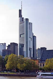 Франкфурт-на-Майне-Commerzbank Tower-Ansicht vom Eisernen Steg.jpg