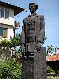 Паметник на Тодор Лефтеров във Велико Търново